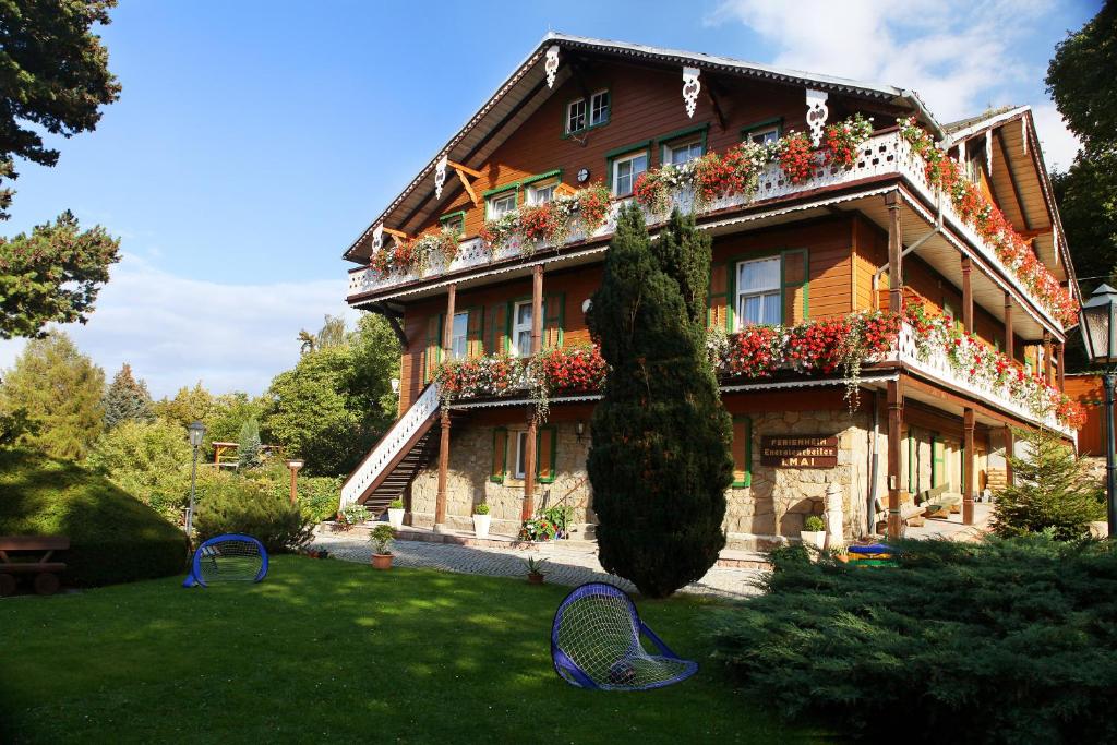 ein großes Haus mit Blumen auf der Vorderseite in der Unterkunft Pension Schweizer Hof in Wernigerode