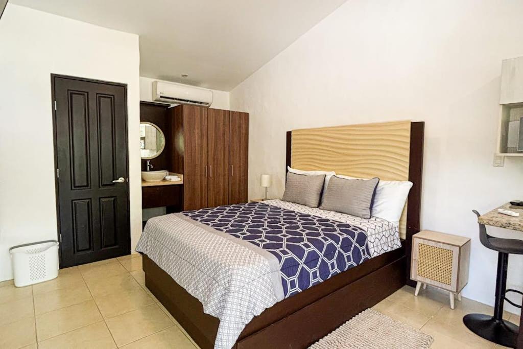 a bedroom with a bed and a desk at Club Voca 8 in Coco