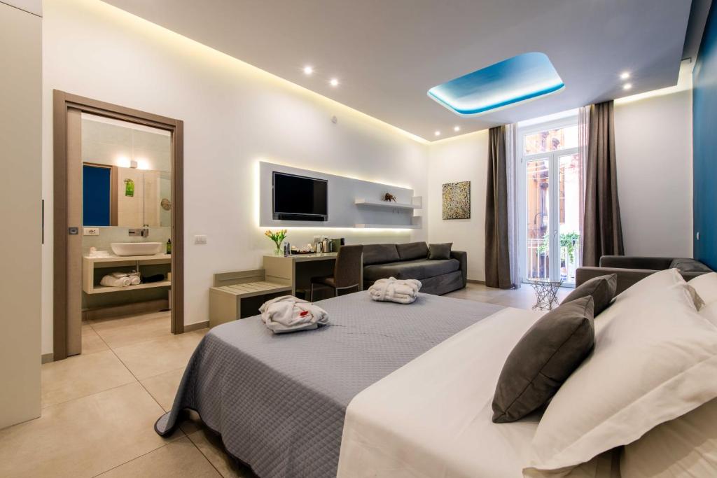 a bedroom with a bed and a living room at Toledo 16 Luxury Suites in Naples