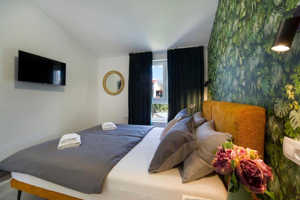 Enjoy Villa - private Heated pool, soccer, foodbal