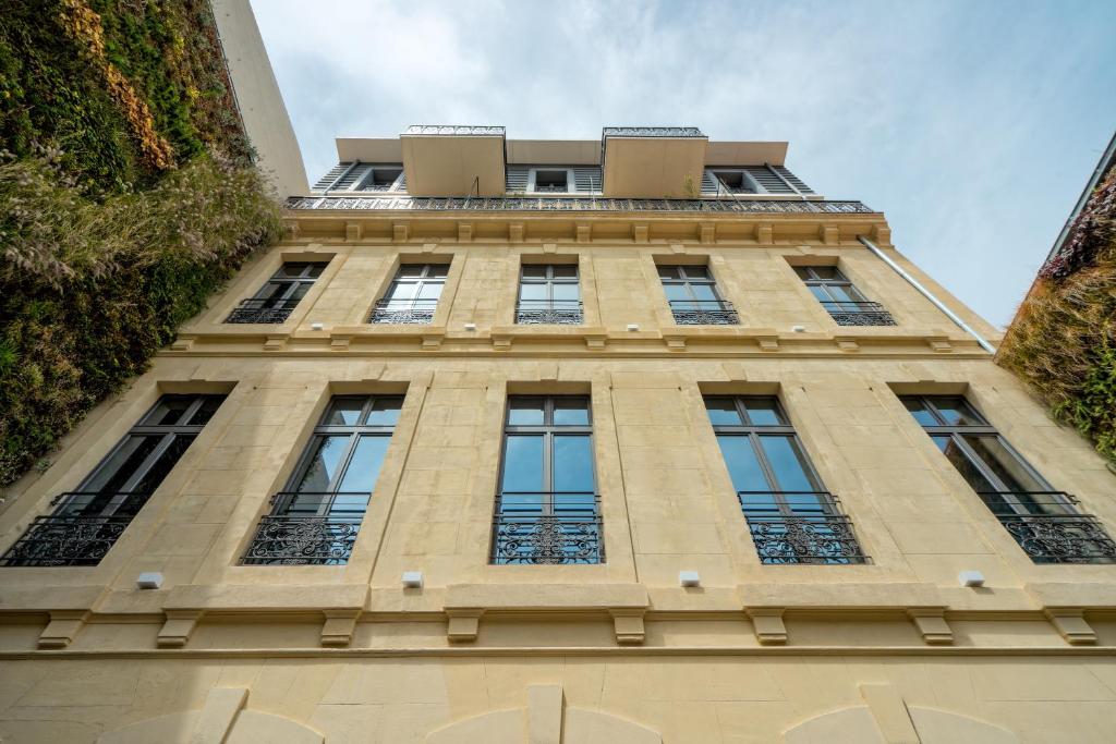 a tall building with windows on top of it at Hôtel C2 in Marseille