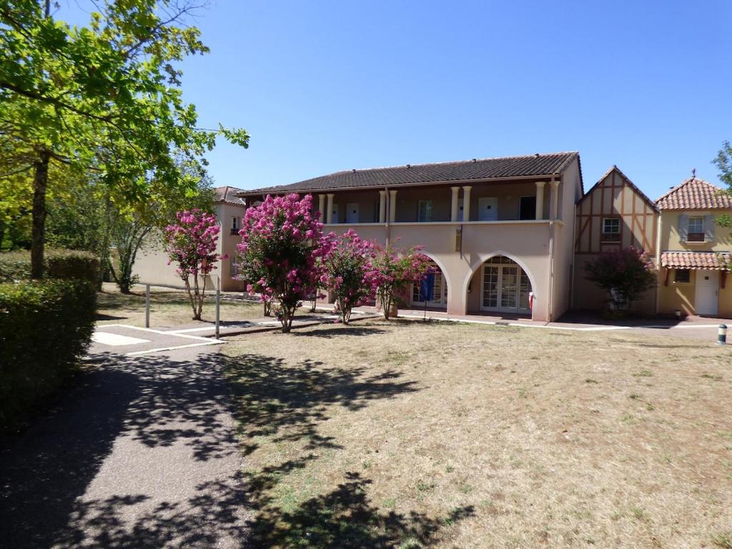 a large house with a yard with pink flowers at Détendez-vous à Montflanquin 47150 in Monflanquin