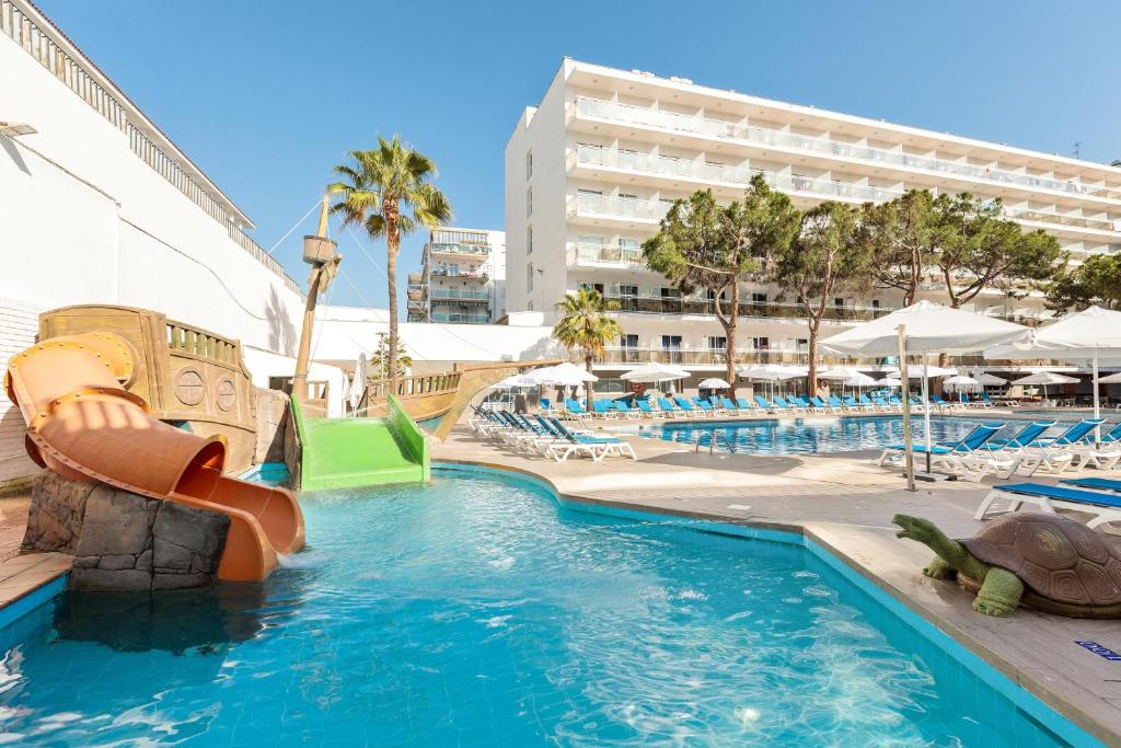 a water slide in a pool at a resort at Hotel Best Oasis Park in Salou