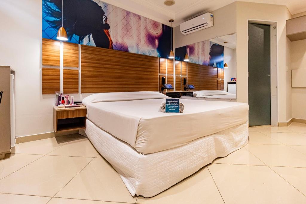 a large bedroom with a large white bed in a room at Soft Motel - USP in São Paulo