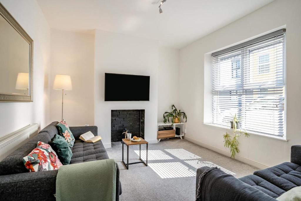 a living room with a couch and a fireplace at 3 Bed in Cardiff oc-bow188 in Cardiff