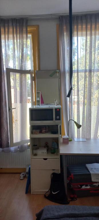 a room with a table and a desk and a window at Aangenaam & redelijk geprijsd in Amersfoort