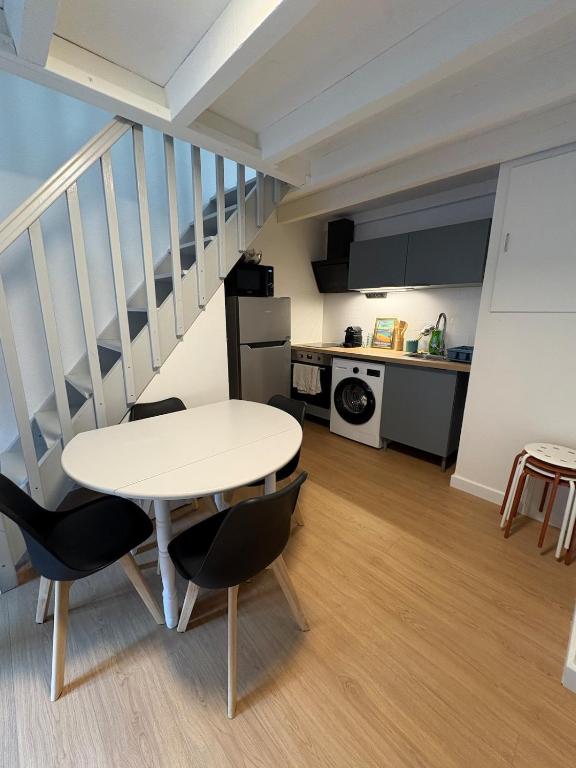 a kitchen and dining room with a table and chairs at Appartement porteteni in Vieux-Boucau-les-Bains