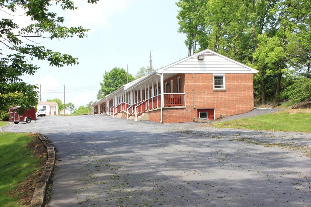 una strada vuota di fronte a un edificio di mattoni di Penn Amish Motel a Denver