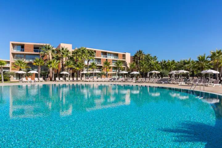 Luxury apartment, beach and swimming pool