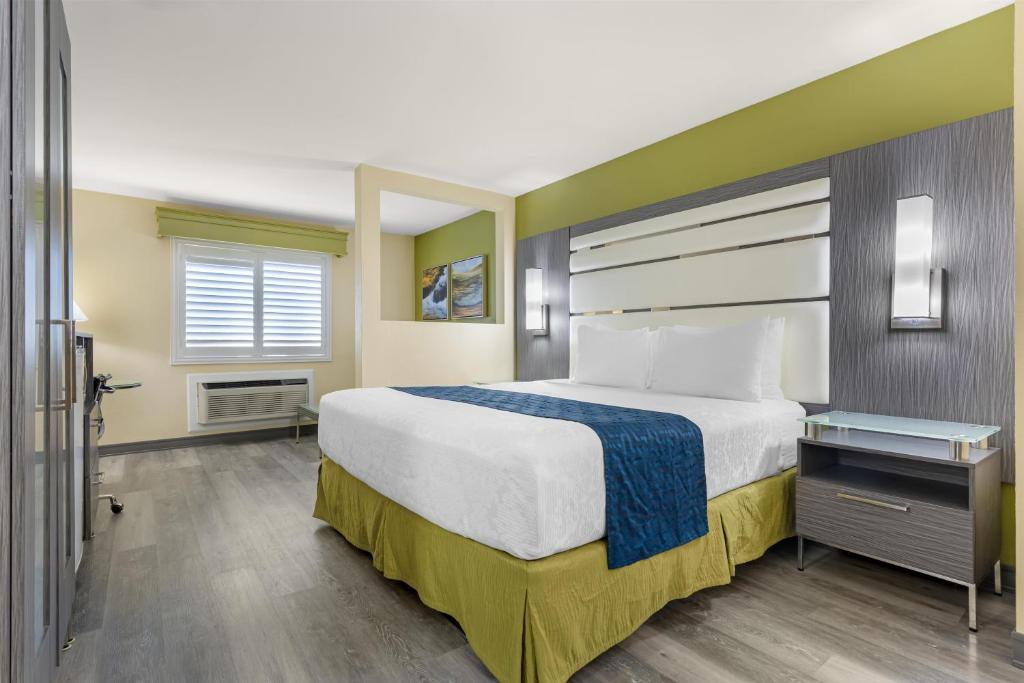 a bedroom with a large bed in a room at Best Western Antelope Inn & Suites in Red Bluff