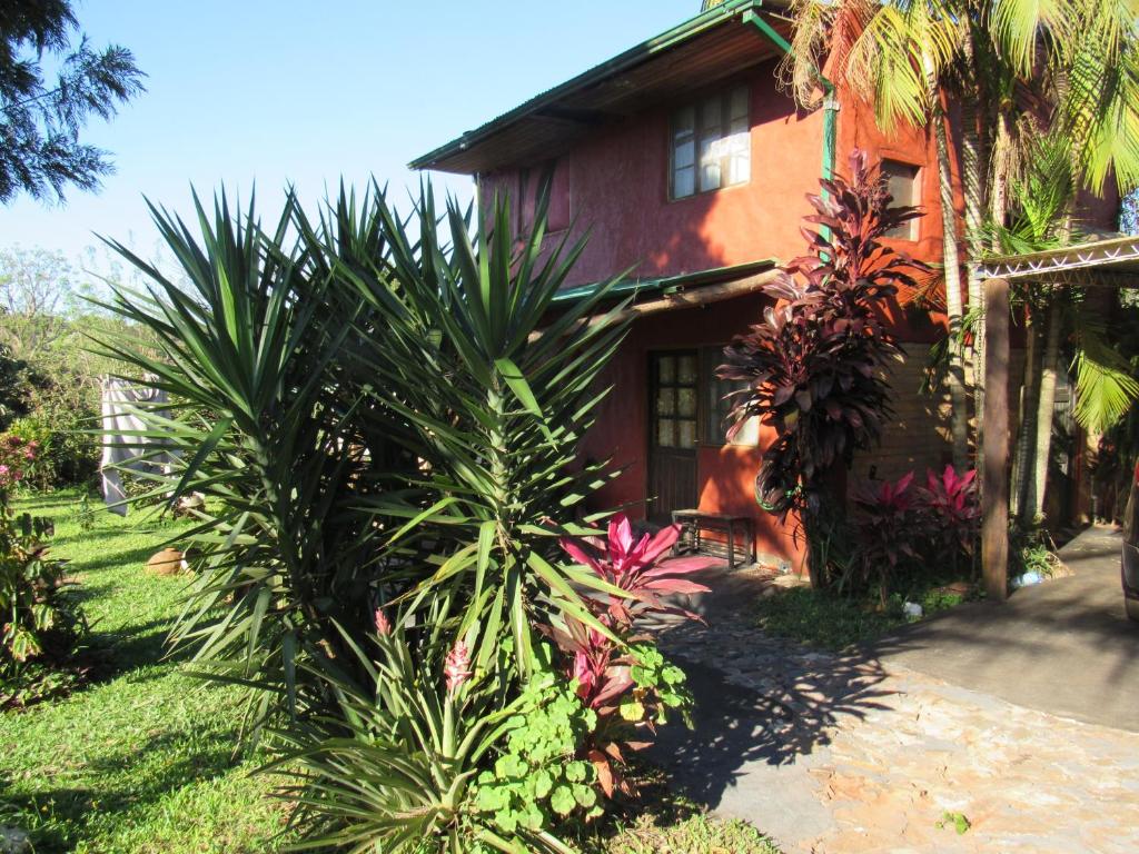 a house with some plants in front of it at Casa de huéspedes cochera cubierta in Oberá
