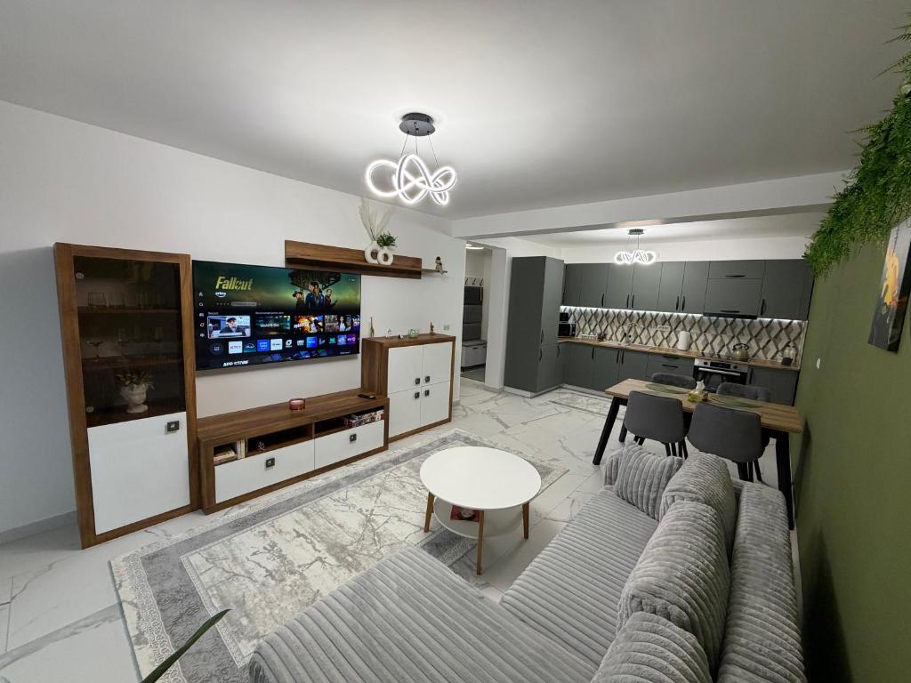 a living room with a couch and a tv at Emerald House 5 in Scheia