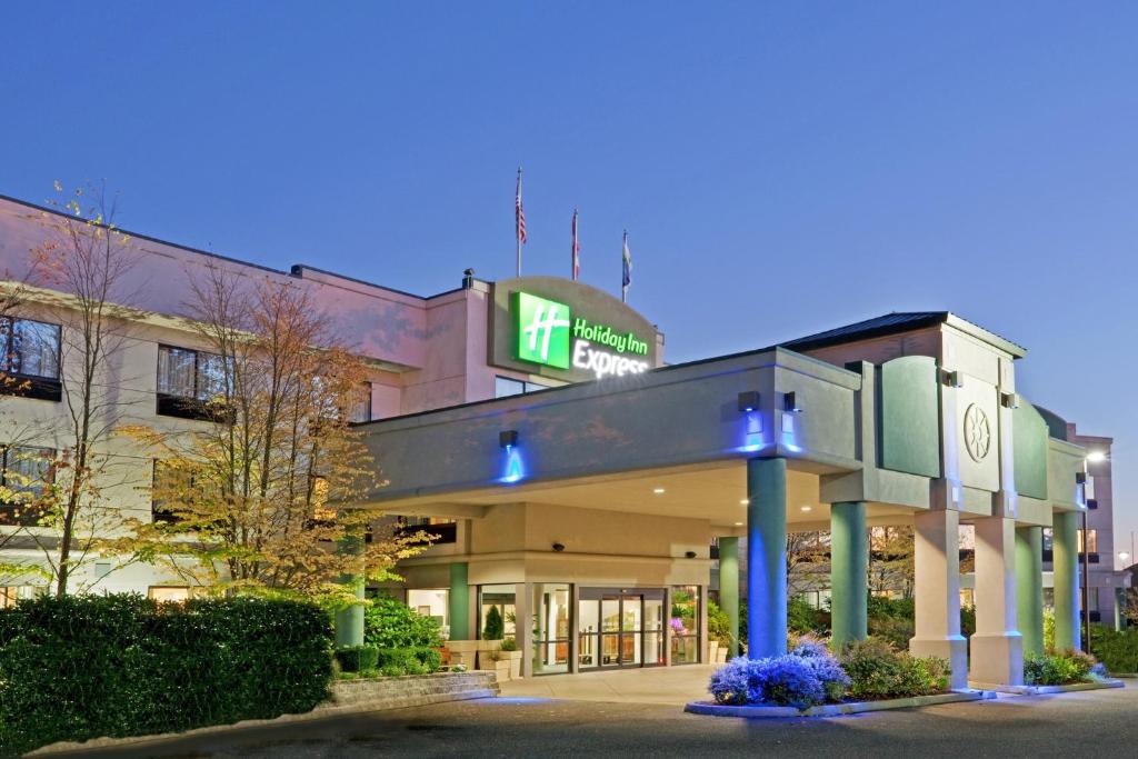 a store front of a building with a sign on it at Holiday Inn Express Bellingham by IHG in Bellingham
