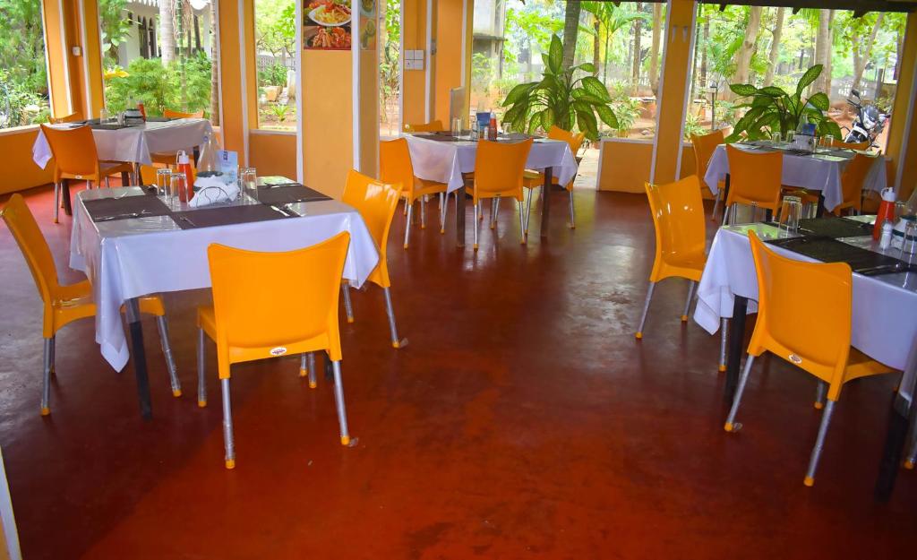 Restaurace v ubytování Palm Beach Resort by Yosha Guest