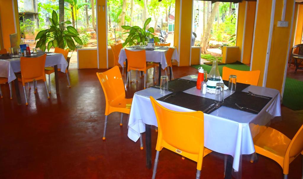 Restaurace v ubytování Palm Beach Resort by Yosha Guest