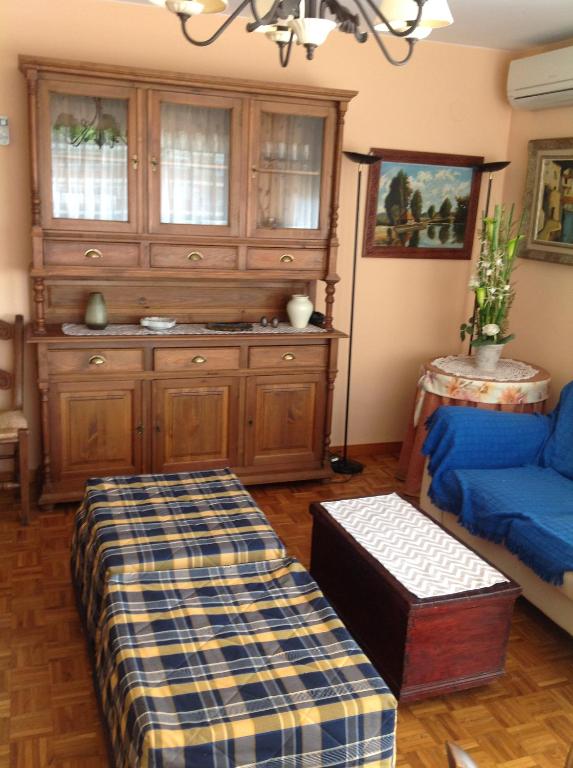 sala de estar con sofá y sofá azul en Apartamento Tarraco, en Tarragona