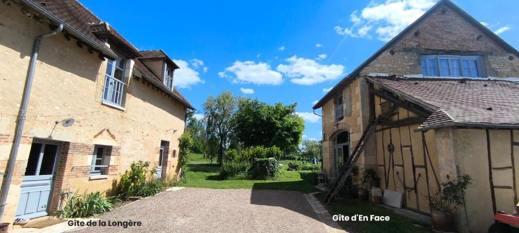 an alleyway between two old buildings in a yard at La Longère en Puisaye, 2 gîtes à 10 min de Guédelon réservables ensemble et séparément in Dampierre-sous-Bouhy
