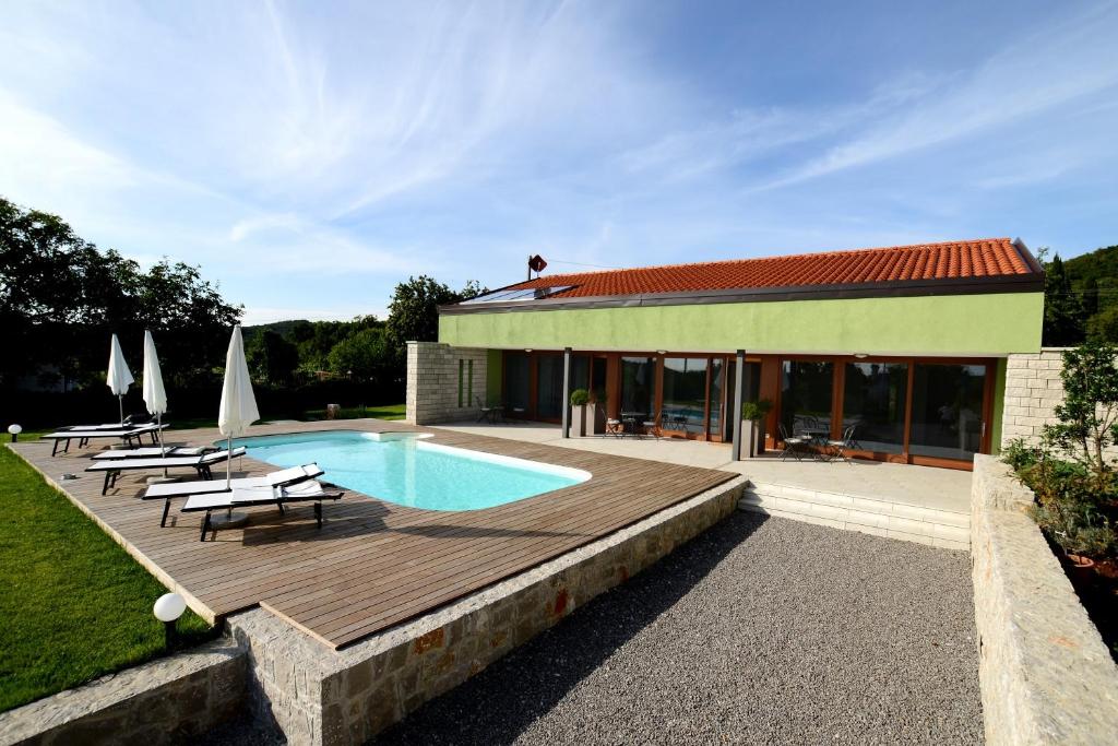 Casa con piscina y terraza de madera en B&B Sgonico, en Sgonico
