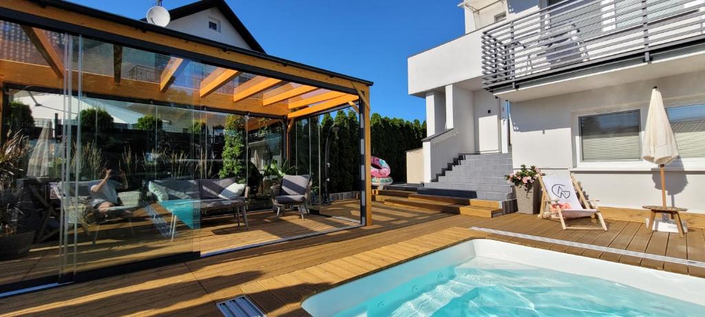 a patio with a swimming pool and a house at GoldenApart Apartamenty 2-sypialniowe - Grzany Basen - Kameralny Klimat in Krynica Morska