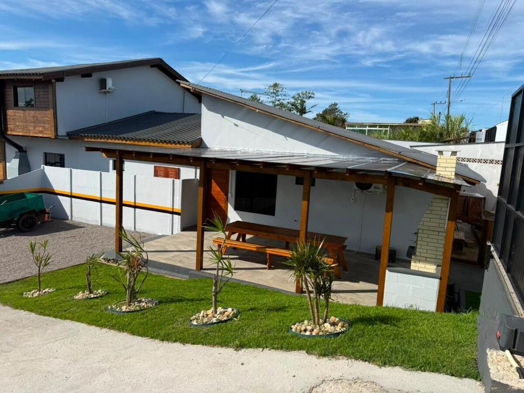 a house with a bench in front of it at Casa de lagoa in Laguna