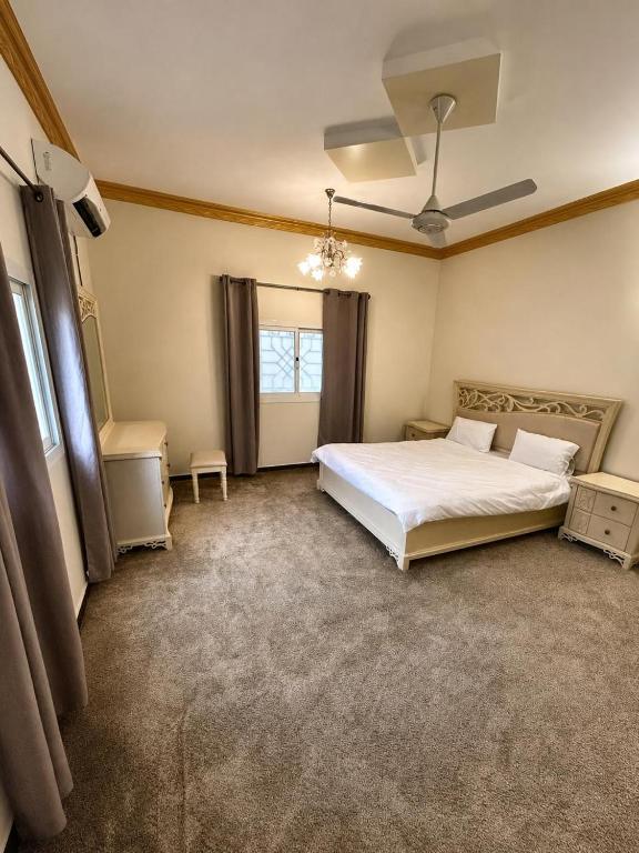 a bedroom with a white bed and a window at شقة مدخل خاص بمدخلين in Tanomah
