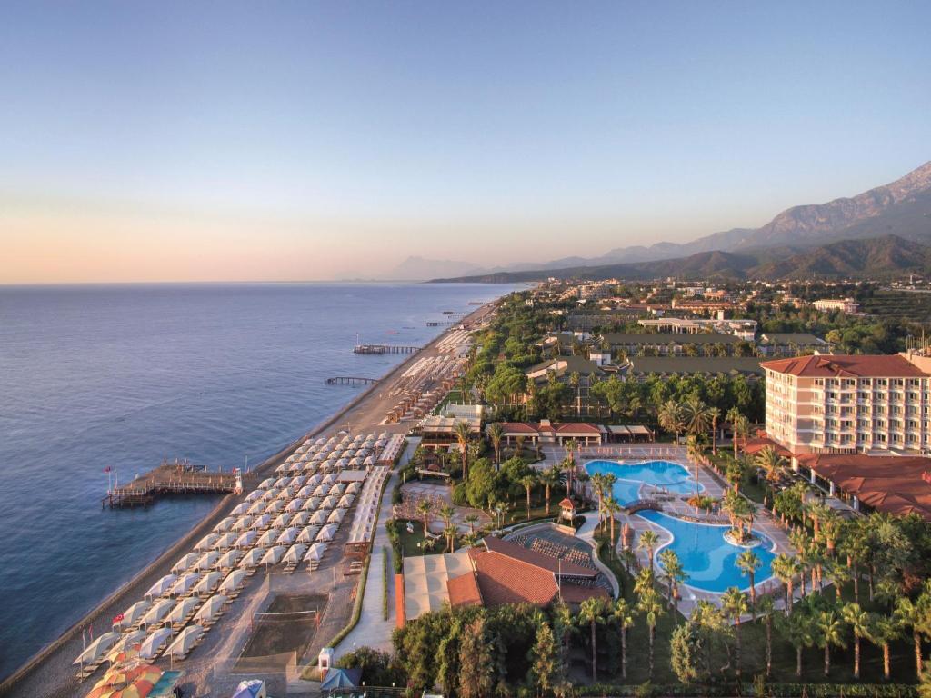 una vista aérea de un complejo junto al océano en Akka Alinda Hotel - Premium Ultra All Inclusive, en Kemer