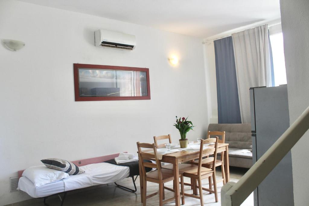 Two-Bedroom Apartment 500 meters to Bisceglie M1