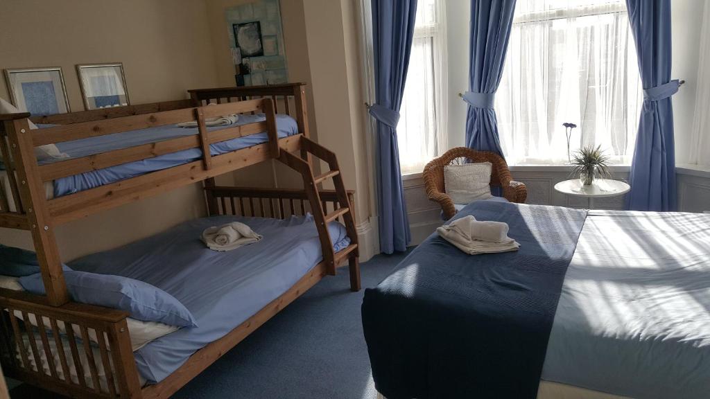 ein Schlafzimmer mit zwei Etagenbetten mit Handtüchern darauf in der Unterkunft Marlow Lodge in Blackpool