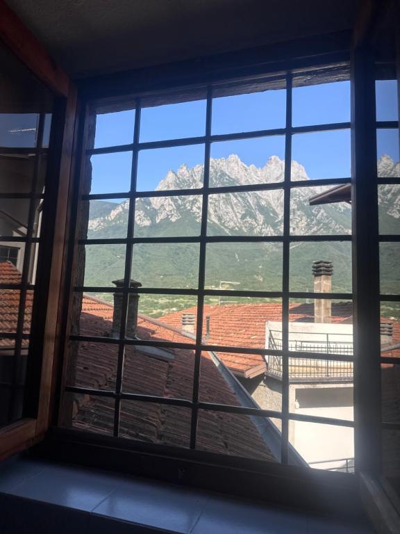 a window looking out at a mountain view at Mezze Lune in Braone