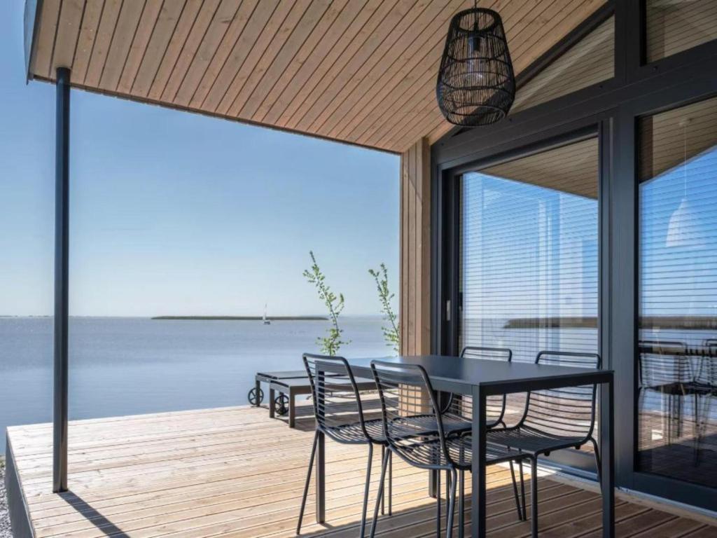 a dining room with a view of the water at Guesthouse Spa Seeblick in Breitenbrunn