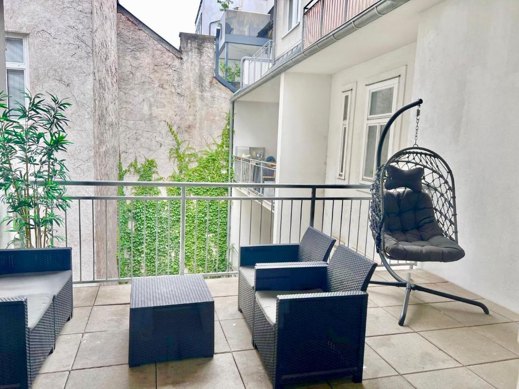 Central Spacious Apartment with Balcony & Free Parking