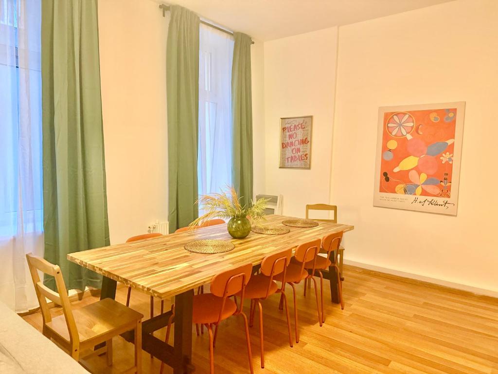 Central Spacious Apartment with Free Parking