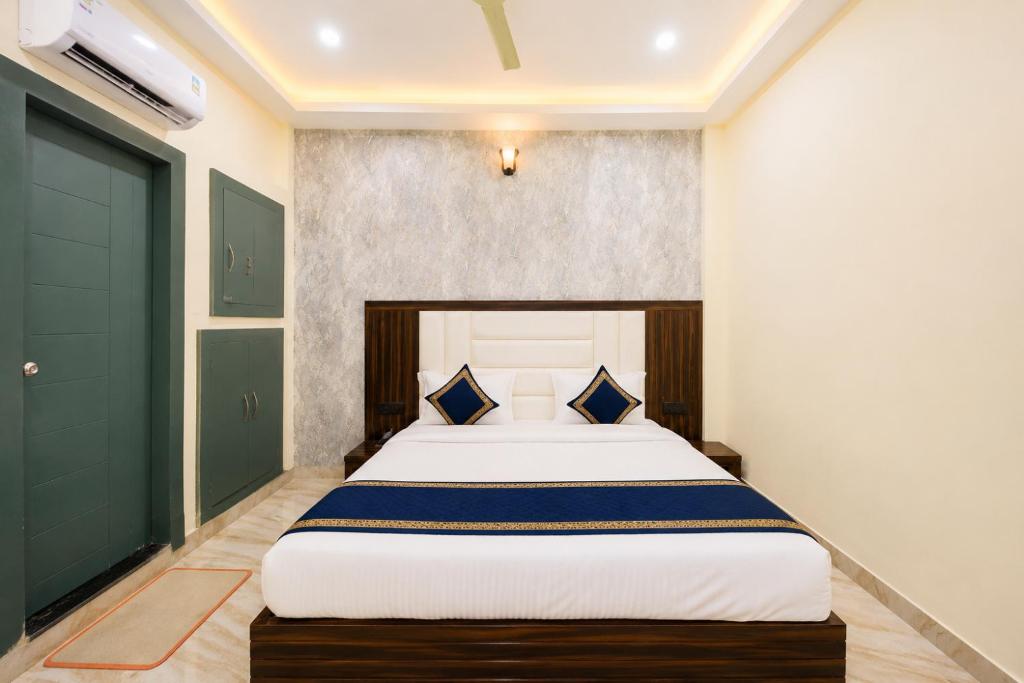 a bedroom with a large bed in a room at Hotel Urban Stay - Mathura in Mathura