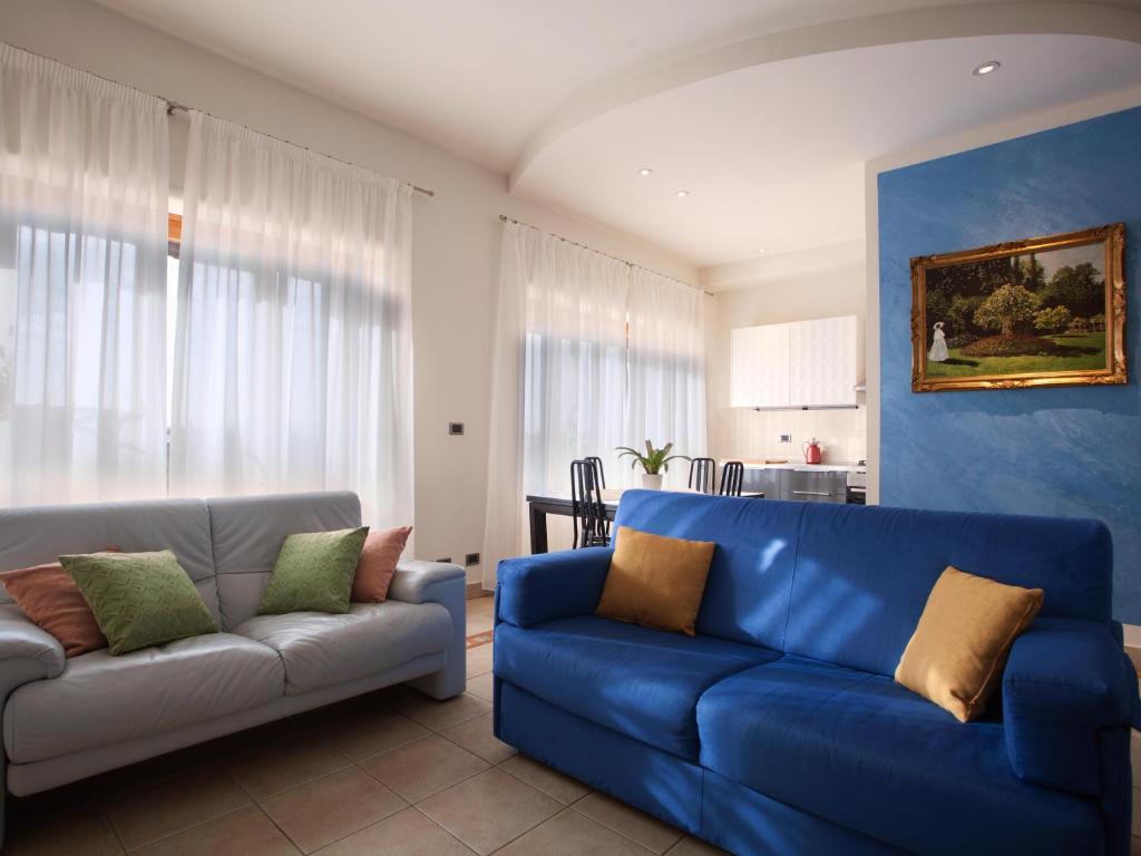 フィレンツェにあるAppartamento Albertoのリビングルーム(青いソファ2台付)、キッチン