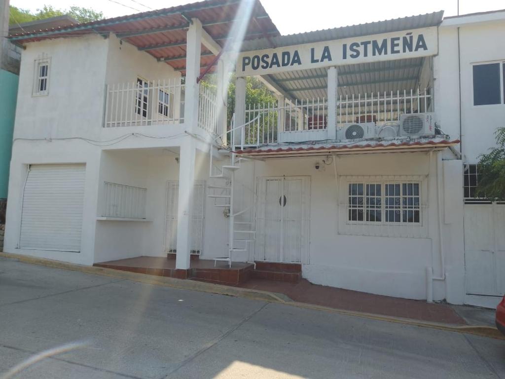 a white house with a sign that reads pasosa la istera at Posada la istmeña in Salina Cruz