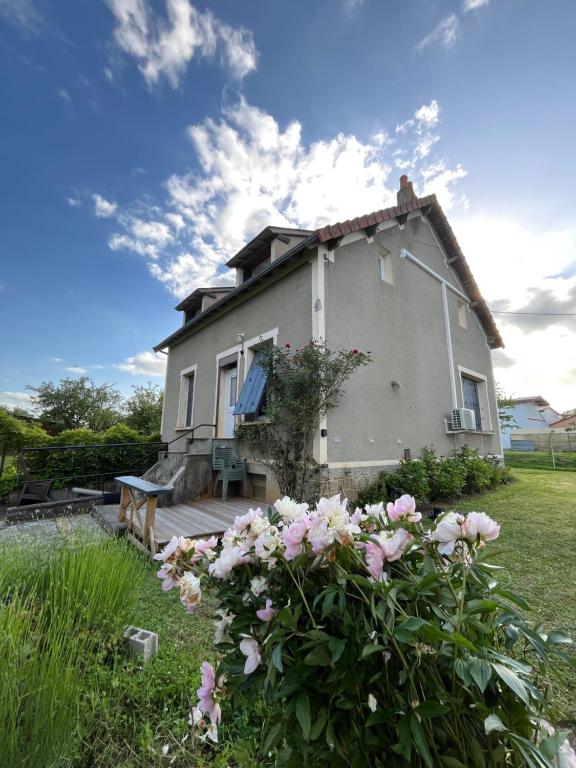 a house with flowers in front of it at Maison de Georges et Paulette in Bouesse