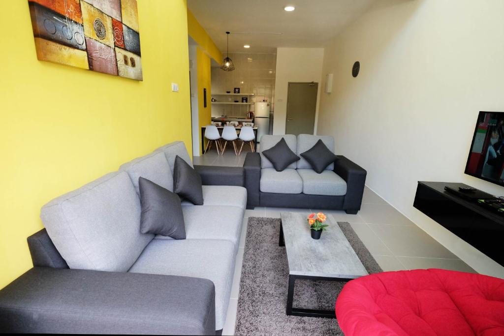 ein Wohnzimmer mit 2 Sofas und einem Tisch in der Unterkunft Play Residence at Golden Hills in Cameron Highlands