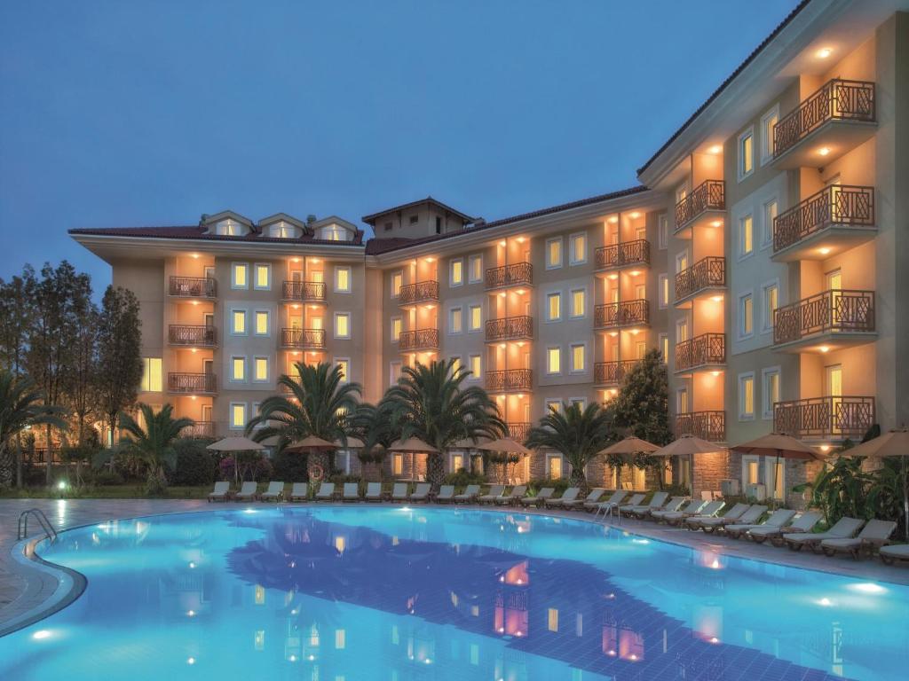 een hotel met een groot zwembad in de nacht bij Akka Claros Hotel - All Inclusive in Kemer