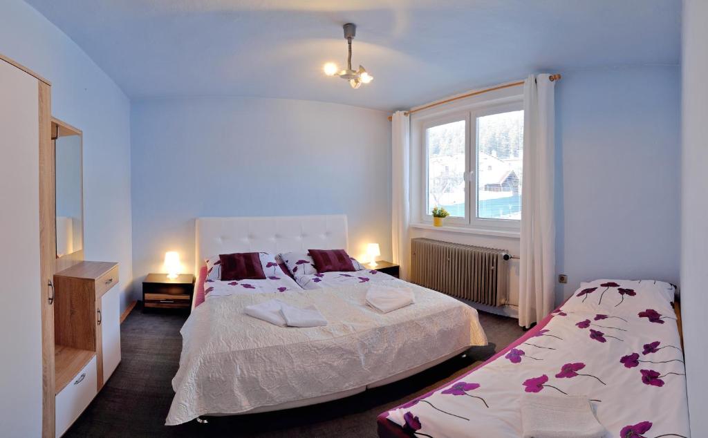 1 Schlafzimmer mit 2 Betten und einem Fenster in der Unterkunft 7 Star Wishes in Liptovský Hrádok