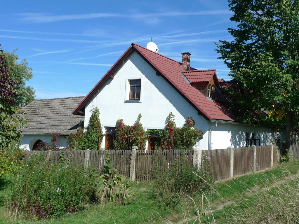 Casa blanca con techo rojo en Farma Rybníček, en Pelhřimov
