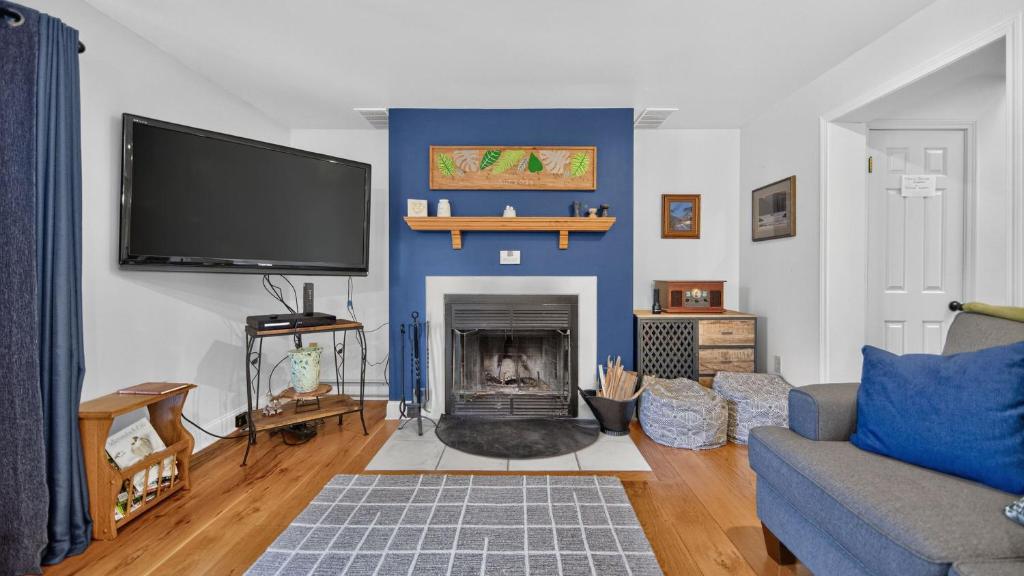 a living room with a blue wall with a fireplace at Uncas by AvantStay in North Creek