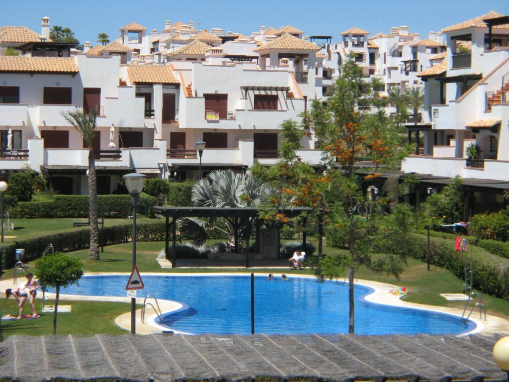 Bazén v ubytovaní Apartamento VenAVera Playa de Baria 2 K-1D Primera Línea Gran Terraza y WIFI alebo v jeho blízkosti