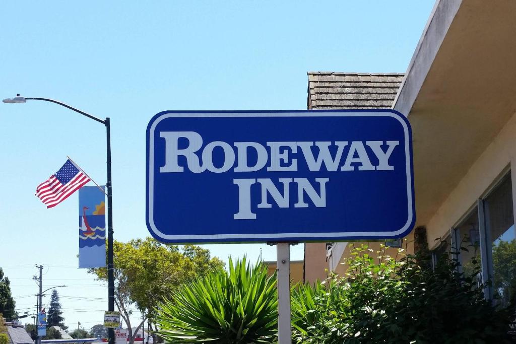 a blue road way im sign in front of a building at Rodeway Inn Alameda-Oakland in Alameda