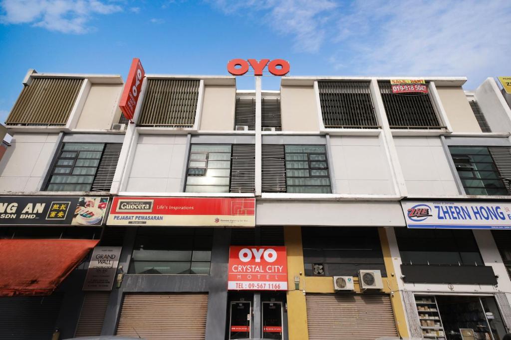 a large white building with a xo sign on it at Hotel O Crystal City Hotel in Kuantan