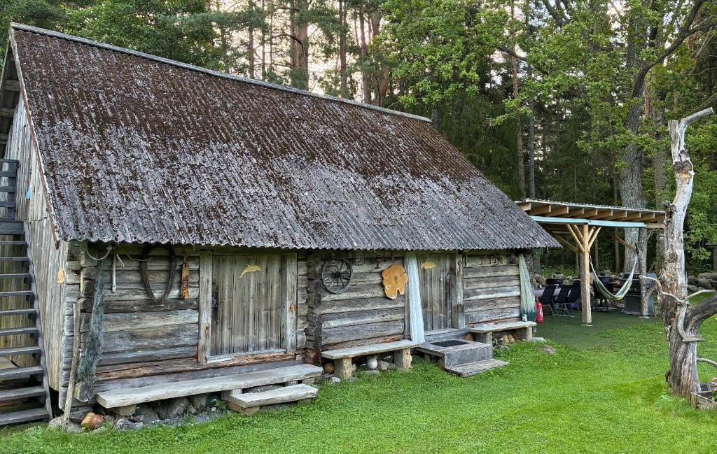 an old log cabin with a grass roof at Tammemäe ait in Haapsi