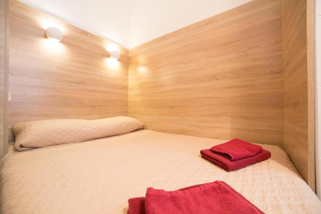 リヴィウにあるApartment on Filatova 10/1の小さなベッドルーム(赤い毛布付きのベッド付)