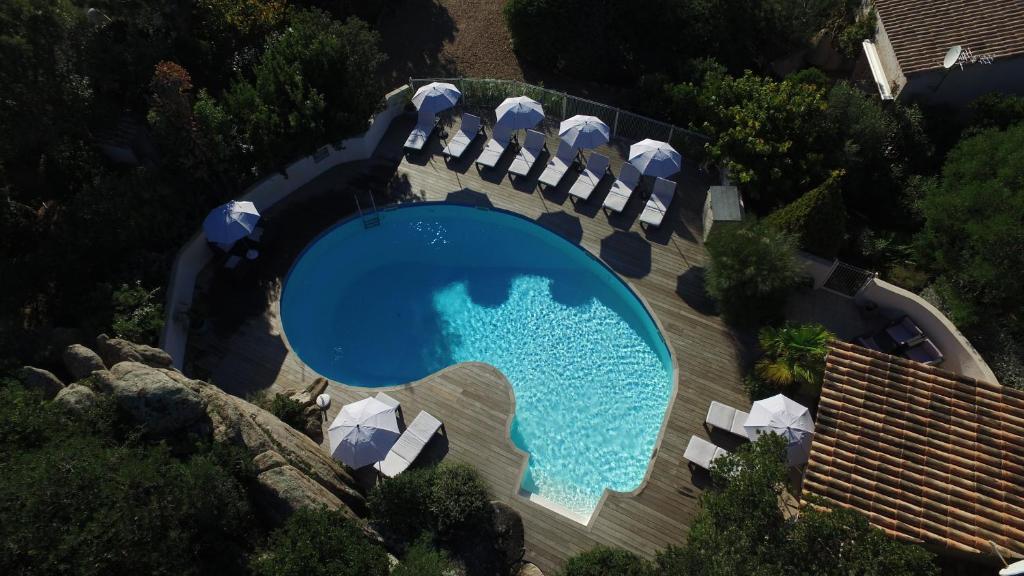 an overhead view of a swimming pool with umbrellas at residence stella d'oro in Porto-Vecchio