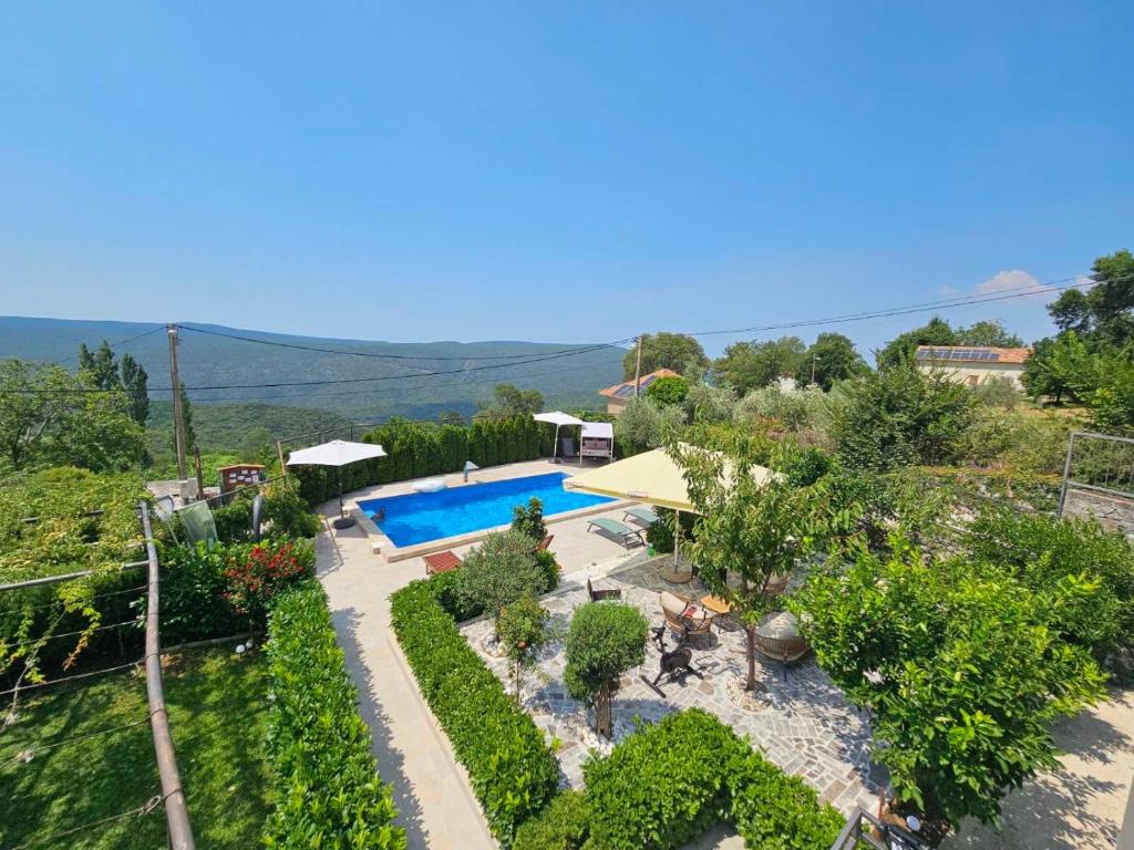 an aerial view of a garden with a swimming pool at Vila Nikola in Bratesici
