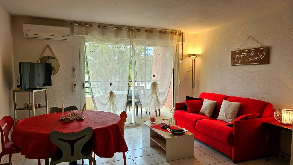 Beachfront Apartment for 6 Free WiFi, Air Conditioning, Garage, Swimming Pool