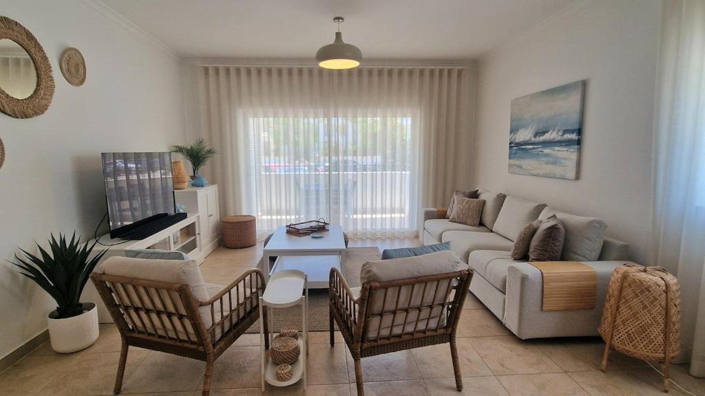 Ancora seaside apartment with pool